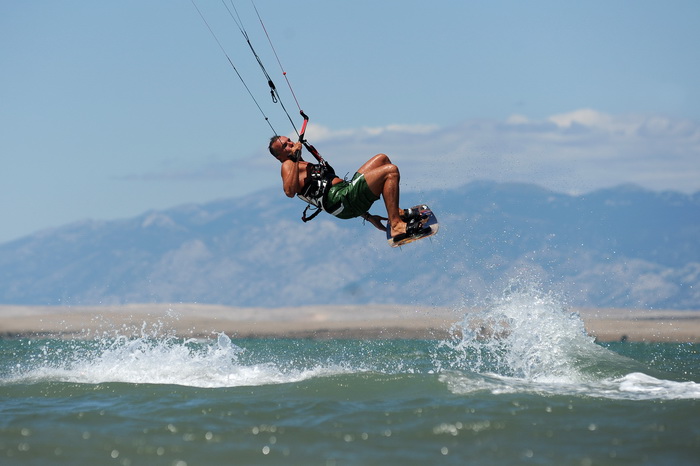 Nin, Zadar, 160712
Kitesurferi su iskoristili vjetrovit dan za uzivanje na plazi Zdrijac kraj Nina gdje se inace nalazi i kitesurfing skola.
Foto: Luka Gerlanc / CROPIX
