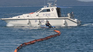 Zadar, 180411.
Vjezba uklanjanja eksplozivne naprave sa putnickog broda Zadar u kojoj su sudjelovale interventne sluzbe (hitna pomoc, policija, vatrogasaci, lucke kapetanija i drugi)
Na slici: detalj sa vjezbe.
Foto: Vladimir Ivanov / CROPIX Zadar, 180411.
Vjezba uklanjanja eksplozivne naprave sa putnickog broda Zadar u kojoj su sudjelovale interventne sluzbe (hitna pomoc, policija, vatrogasaci, lucke kapetanija i drugi)
Na slici: detalj sa vjezbe.
Foto: Vladimir Ivanov / CROPIX
