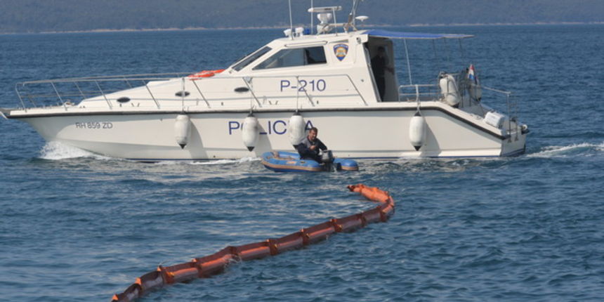 Zadar, 180411.
Vjezba uklanjanja eksplozivne naprave sa putnickog broda Zadar u kojoj su sudjelovale interventne sluzbe (hitna pomoc, policija, vatrogasaci, lucke kapetanija i drugi)
Na slici: detalj sa vjezbe.
Foto: Vladimir Ivanov / CROPIX Zadar, 180411.
Vjezba uklanjanja eksplozivne naprave sa putnickog broda Zadar u kojoj su sudjelovale interventne sluzbe (hitna pomoc, policija, vatrogasaci, lucke kapetanija i drugi)
Na slici: detalj sa vjezbe.
Foto: Vladimir Ivanov / CROPIX