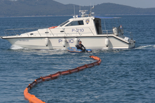 Zadar, 180411.
Vjezba uklanjanja eksplozivne naprave sa putnickog broda Zadar u kojoj su sudjelovale interventne sluzbe (hitna pomoc, policija, vatrogasaci, lucke kapetanija i drugi)
Na slici: detalj sa vjezbe.
Foto: Vladimir Ivanov / CROPIX Zadar, 180411.
Vjezba uklanjanja eksplozivne naprave sa putnickog broda Zadar u kojoj su sudjelovale interventne sluzbe (hitna pomoc, policija, vatrogasaci, lucke kapetanija i drugi)
Na slici: detalj sa vjezbe.
Foto: Vladimir Ivanov / CROPIX