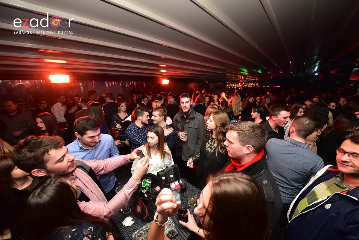 Tisuće Zadrana uživalo na krcatom Narodnom trgu i Tgu Petra Zoranića uz Tomislava Bralića i klapu Intrade Tisuće Zadrana uživalo na krcatom Narodnom trgu i Tgu Petra Zoranića uz Tomislava Bralića i klapu Intrade