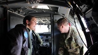 Djelatnici iz vojarne u Zemuniku obišli američke Osprey-e Djelatnici iz vojarne u Zemuniku obišli američke Osprey-e