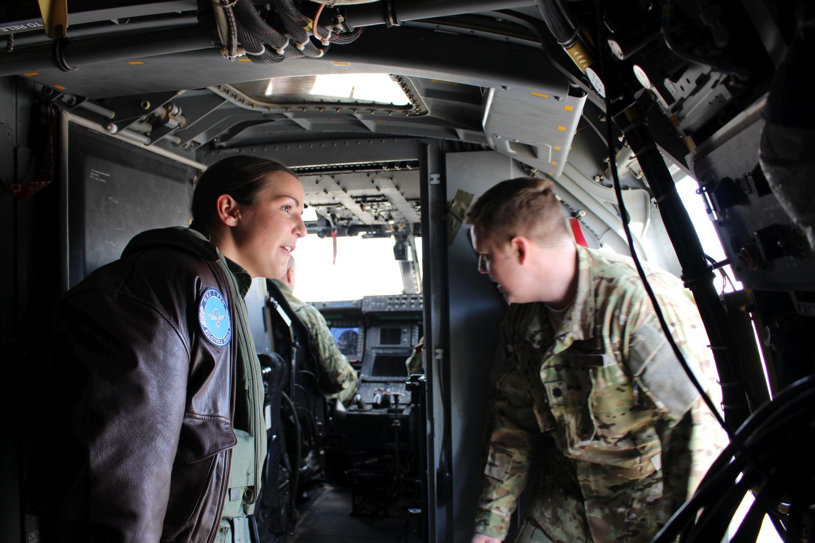 Djelatnici iz vojarne u Zemuniku obišli američke Osprey-e Djelatnici iz vojarne u Zemuniku obišli američke Osprey-e