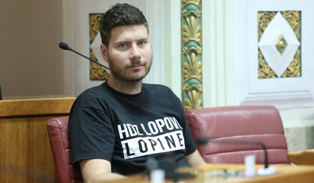 Aktualnim prijepodnevom pocela je sjednica Hrvatskog sabora. Ivan Pernar sa majcom na kojoj pise: HDZ lopovi – lopine. Photo:
