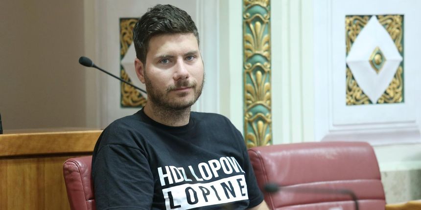 Aktualnim prijepodnevom pocela je sjednica Hrvatskog sabora. Ivan Pernar sa majcom na kojoj pise: HDZ lopovi – lopine. Photo: