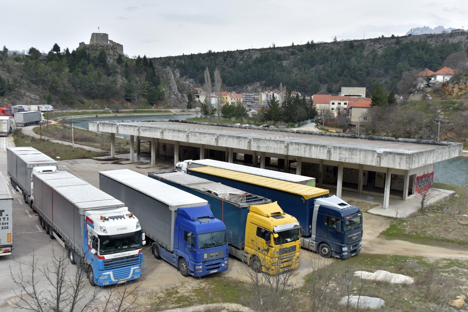 Orkanska bura na istom mjestu na cesti Gračac – Zaton Obrovački prevrnula dva kamiona