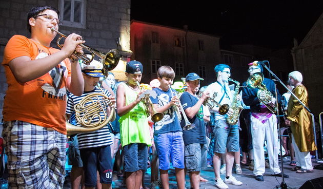 Paški ljetni karneval 2017 – maškarana povorka