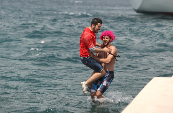 Zadar, 170513. 
Danas su se ucenici zavrsnih razreda zadarskih srednjih skola oprostili od skolskih klupa tradicionalnom Norijadom. 
Uz neizostavni alkohol, pjesmu i prosipanje brasna i jaja po centru grada, nakratko su privukli pozornost prolaznika na se