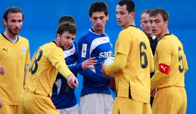 Zagreb, 240212.Stadion u Maksimiru, Maksimirska 128.Utakmica 19. kola Prve HNL: Lokomotiva – ZadarNa fotografiji: sudac pokazuje crveni karton igracu Zadra Antoniju Mrsicu (22).Foto: Ronald Gorsic / CROPIX