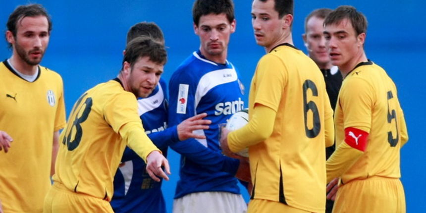 Zagreb, 240212.Stadion u Maksimiru, Maksimirska 128.Utakmica 19. kola Prve HNL: Lokomotiva – ZadarNa fotografiji: sudac pokazuje crveni karton igracu Zadra Antoniju Mrsicu (22).Foto: Ronald Gorsic / CROPIX Zagreb, 240212.Stadion u Maksimiru, Maksimirska 128.Utakmica 19. kola Prve HNL: Lokomotiva – ZadarNa fotografiji: sudac pokazuje crveni karton igracu Zadra Antoniju Mrsicu (22).Foto: Ronald Gorsic / CROPIX