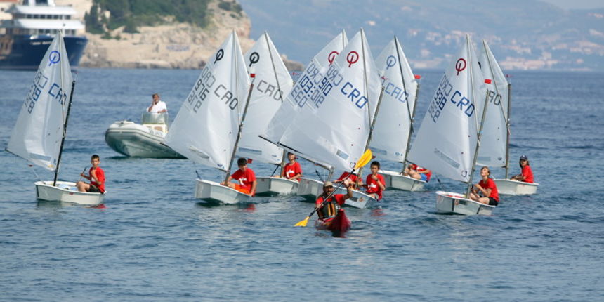 Dubrovnik, 030611.
Nakon 2500 km i dva mjeseca putovanja Welcome tim predvodjen Danielom Lackom stigao je u stari gradski Porat gdje ga je docekala limena glazba i mazoretkinje, a potom je ispred crkve Svetog Vlaha uprilicen program doceka, te u Luzi otvo Dubrovnik, 030611.
Nakon 2500 km i dva mjeseca putovanja Welcome tim predvodjen Danielom Lackom stigao je u stari gradski Porat gdje ga je docekala limena glazba i mazoretkinje, a potom je ispred crkve Svetog Vlaha uprilicen program doceka, te u Luzi otvo