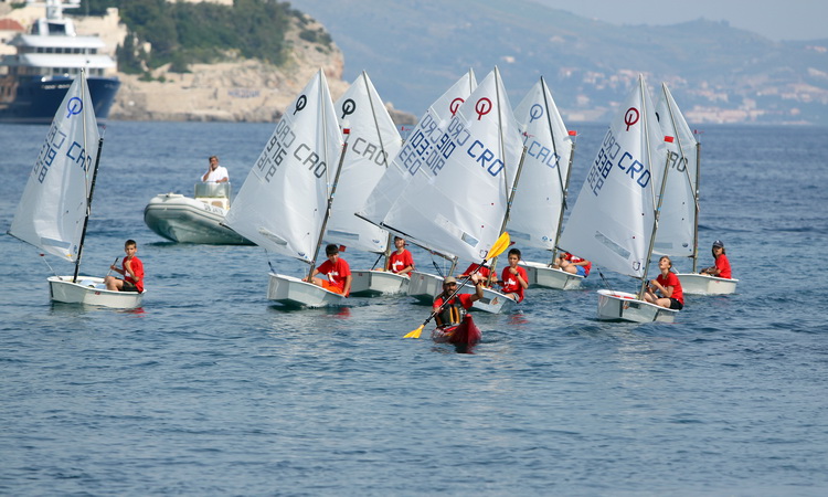 Dubrovnik, 030611.
Nakon 2500 km i dva mjeseca putovanja Welcome tim predvodjen Danielom Lackom stigao je u stari gradski Porat gdje ga je docekala limena glazba i mazoretkinje, a potom je ispred crkve Svetog Vlaha uprilicen program doceka, te u Luzi otvo Dubrovnik, 030611.
Nakon 2500 km i dva mjeseca putovanja Welcome tim predvodjen Danielom Lackom stigao je u stari gradski Porat gdje ga je docekala limena glazba i mazoretkinje, a potom je ispred crkve Svetog Vlaha uprilicen program doceka, te u Luzi otvo