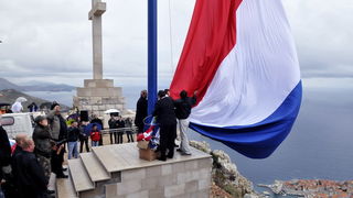 Dubrovnik, 061211.
Svecani mimohod i postrojavanje branitelja grada Dubrovnika iz 1991. godine na Stradunu u sklopu proslave dana Branitelja pred predjsjednikom RH Ivom Josipovicem.
Na slici: podizanje 25 metarskog Hrvatskog barjaka.
Foto: Tonci Plazibat Dubrovnik, 061211.
Svecani mimohod i postrojavanje branitelja grada Dubrovnika iz 1991. godine na Stradunu u sklopu proslave dana Branitelja pred predjsjednikom RH Ivom Josipovicem.
Na slici: podizanje 25 metarskog Hrvatskog barjaka.
Foto: Tonci Plazibat
