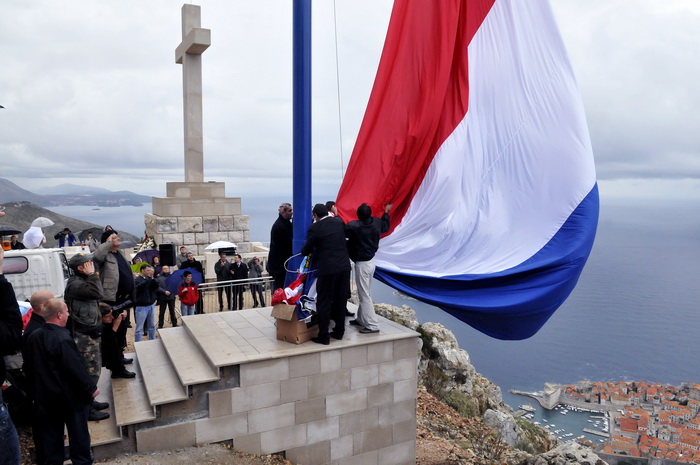 Dubrovnik, 061211.
Svecani mimohod i postrojavanje branitelja grada Dubrovnika iz 1991. godine na Stradunu u sklopu proslave dana Branitelja pred predjsjednikom RH Ivom Josipovicem.
Na slici: podizanje 25 metarskog Hrvatskog barjaka.
Foto: Tonci Plazibat Dubrovnik, 061211.
Svecani mimohod i postrojavanje branitelja grada Dubrovnika iz 1991. godine na Stradunu u sklopu proslave dana Branitelja pred predjsjednikom RH Ivom Josipovicem.
Na slici: podizanje 25 metarskog Hrvatskog barjaka.
Foto: Tonci Plazibat