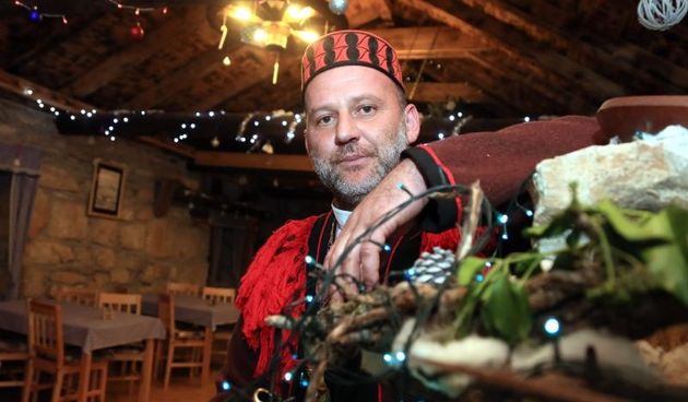 Razvodje – Marko Duvancic, jedan od najpoznatijih proizvodjaca vina oducio je da na svom imanju osim bacava od vina koje je pretvorio u sobe za smjestaj gostiju iznenadi svoje goste a posebno djecu bozicnom bajkom. U tom stilu okitio je i osvijetlio svoje