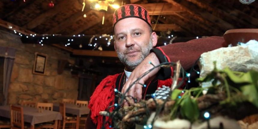 Razvodje – Marko Duvancic, jedan od najpoznatijih proizvodjaca vina oducio je da na svom imanju osim bacava od vina koje je pretvorio u sobe za smjestaj gostiju iznenadi svoje goste a posebno djecu bozicnom bajkom. U tom stilu okitio je i osvijetlio svoje Razvodje – Marko Duvancic, jedan od najpoznatijih proizvodjaca vina oducio je da na svom imanju osim bacava od vina koje je pretvorio u sobe za smjestaj gostiju iznenadi svoje goste a posebno djecu bozicnom bajkom. U tom stilu okitio je i osvijetlio svoje