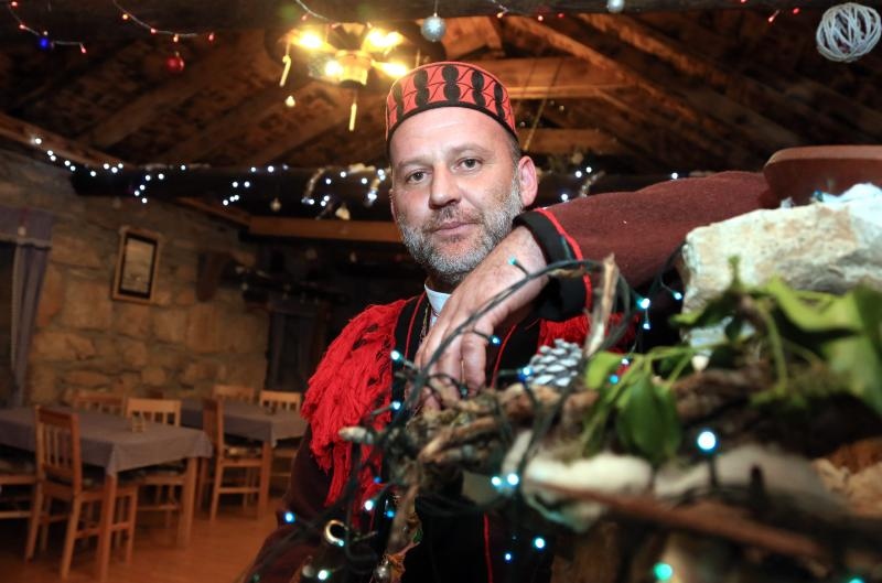 Razvodje – Marko Duvancic, jedan od najpoznatijih proizvodjaca vina oducio je da na svom imanju osim bacava od vina koje je pretvorio u sobe za smjestaj gostiju iznenadi svoje goste a posebno djecu bozicnom bajkom. U tom stilu okitio je i osvijetlio svoje Razvodje – Marko Duvancic, jedan od najpoznatijih proizvodjaca vina oducio je da na svom imanju osim bacava od vina koje je pretvorio u sobe za smjestaj gostiju iznenadi svoje goste a posebno djecu bozicnom bajkom. U tom stilu okitio je i osvijetlio svoje