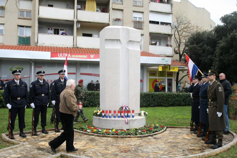 21.01.2014., Zadar – Predsjednik Hrvatskog sabora Josip Leko i ministar branitelja Predrag Matic polozili su vijence u sklopu 21. obljetnice vojno-redarstvene operacije Maslenica ’93. Photo: Dino Stanin/PIXSELL 21.01.2014., Zadar – Predsjednik Hrvatskog sabora Josip Leko i ministar branitelja Predrag Matic polozili su vijence u sklopu 21. obljetnice vojno-redarstvene operacije Maslenica ’93. Photo: Dino Stanin/PIXSELL