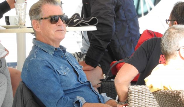 Pierce Brosnan prije isplovljavanja popio kavu i fotografirao se s obožavateljicom