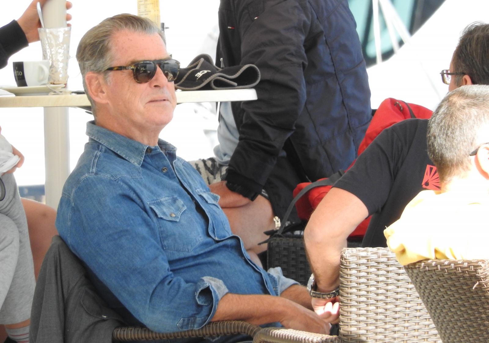 Pierce Brosnan prije isplovljavanja popio kavu i fotografirao se s obožavateljicom Pierce Brosnan prije isplovljavanja popio kavu i fotografirao se s obožavateljicom