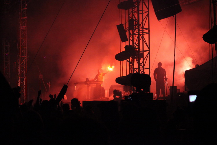 Zrce, 090711.
Na prvom hrvatskom Big Beach partyju na plazi Zrce nastupio je Fatboy Slim pred oko 10 tisuca posjetitelja. Fatboy Slim, DJ za siroke narodne mase. Svo vrijeme dvosatnog nastupa drzao je publiku u visokom ritmu tako da je ona svo vrijeme ple Zrce, 090711.
Na prvom hrvatskom Big Beach partyju na plazi Zrce nastupio je Fatboy Slim pred oko 10 tisuca posjetitelja. Fatboy Slim, DJ za siroke narodne mase. Svo vrijeme dvosatnog nastupa drzao je publiku u visokom ritmu tako da je ona svo vrijeme ple