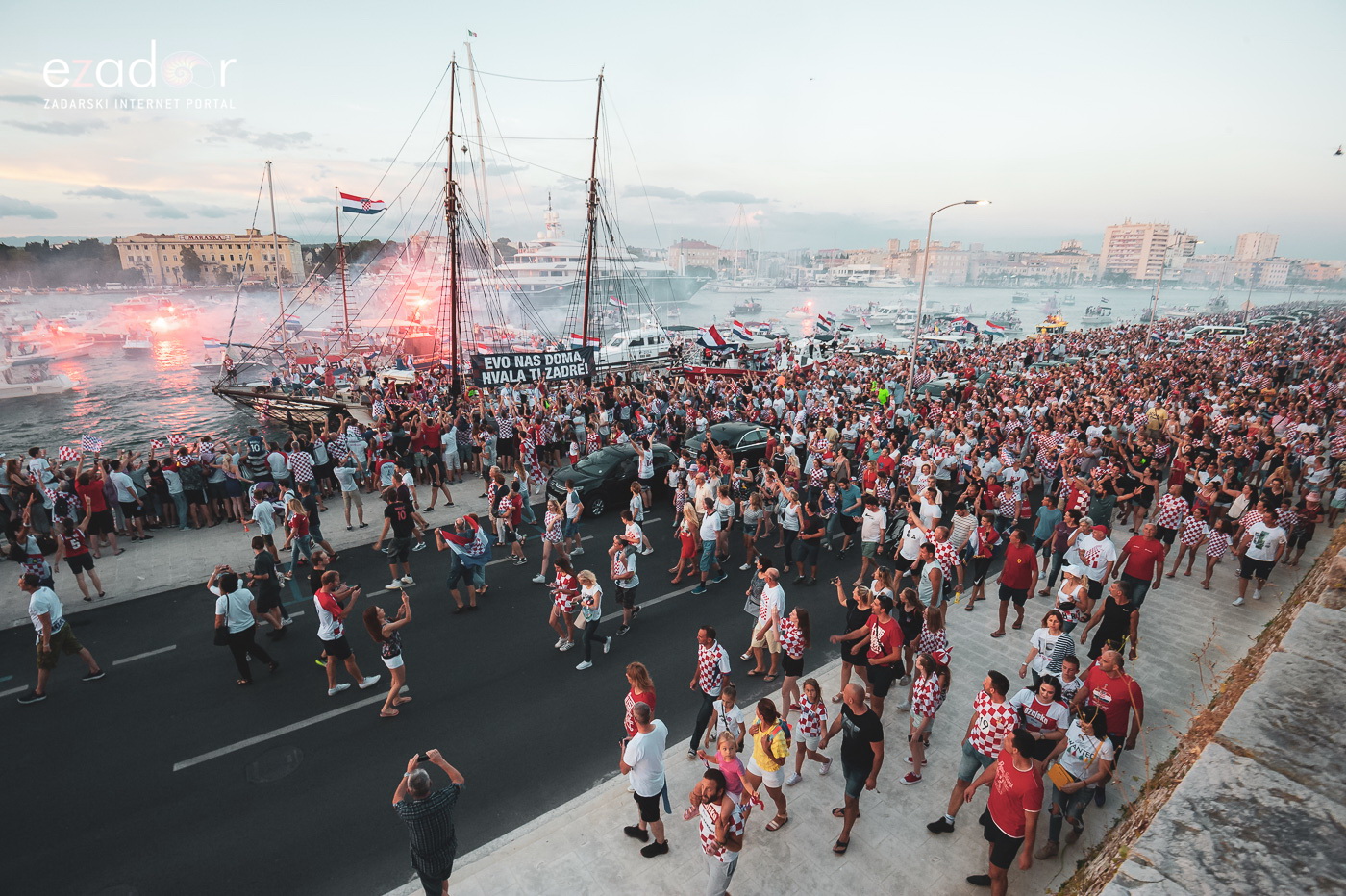 Zadar priredio čudesan doček svojim Vatrenim herojima (1)
