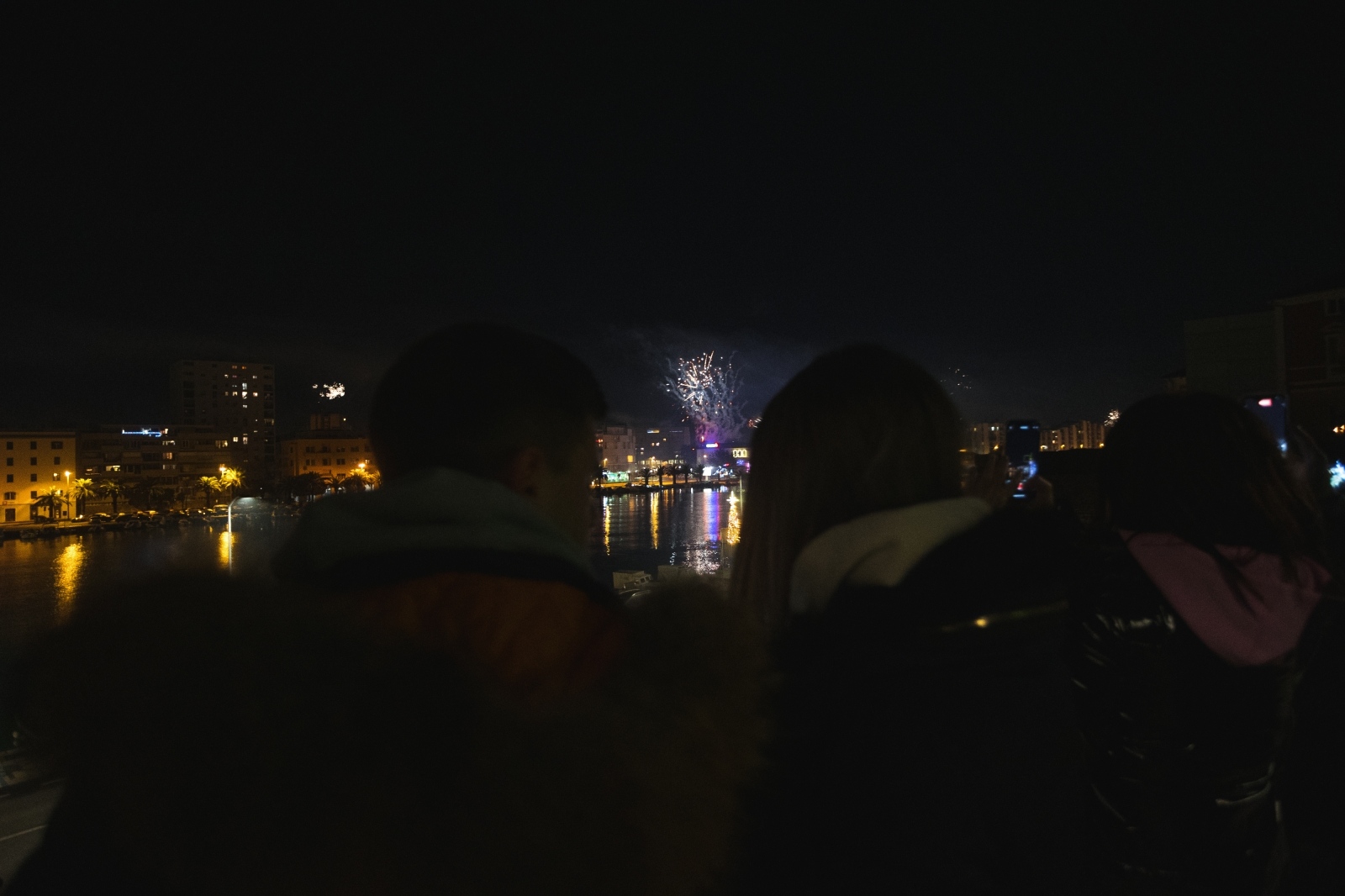 Građani na ulicama Zadra poštujući mjere dočekali 2021. godinu