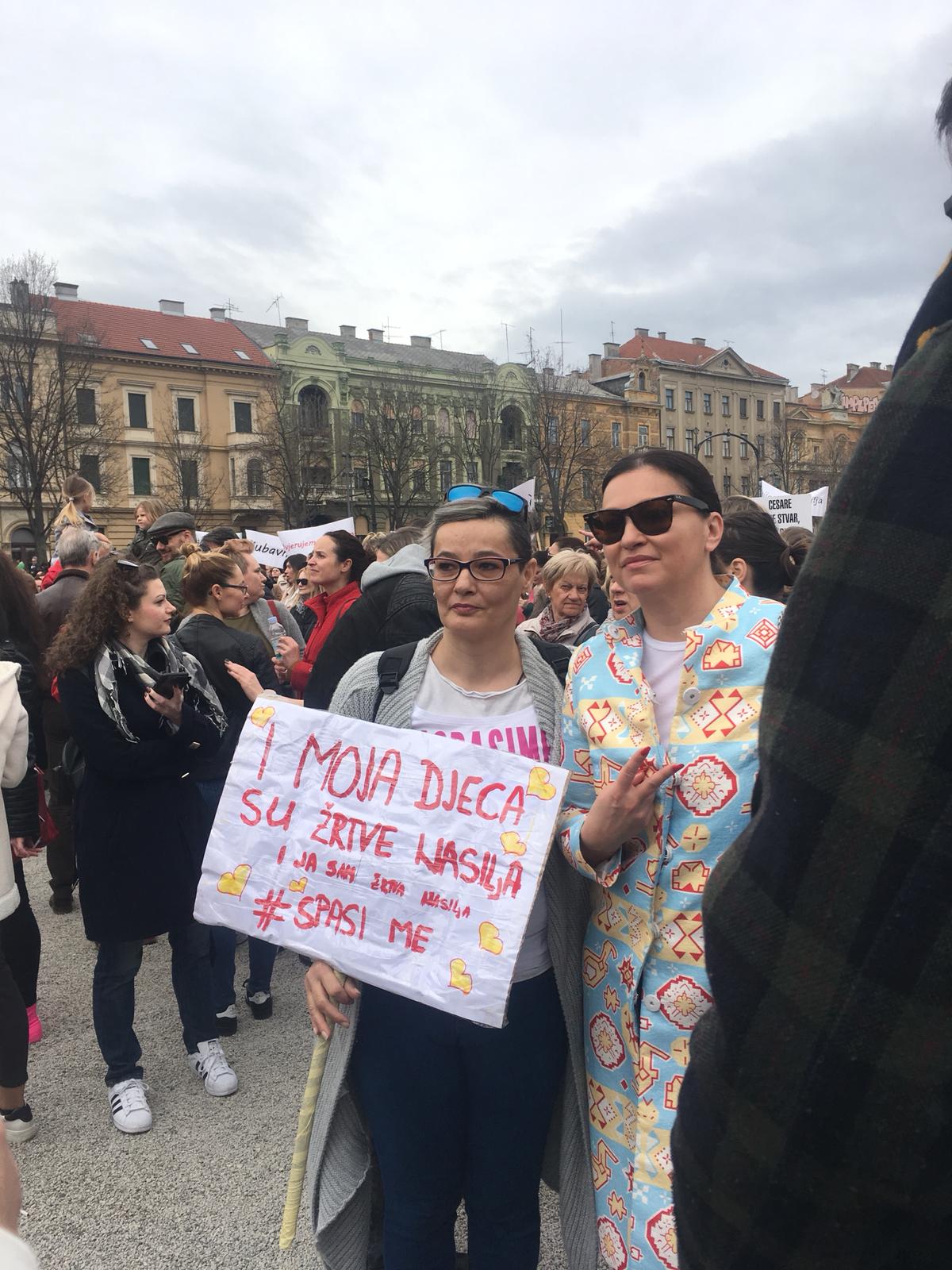 Prosvjed #spasime: Tomislavov trg u Zagrebu pun ljudi, došao i Plenković Prosvjed #spasime: Tomislavov trg u Zagrebu pun ljudi, došao i Plenković