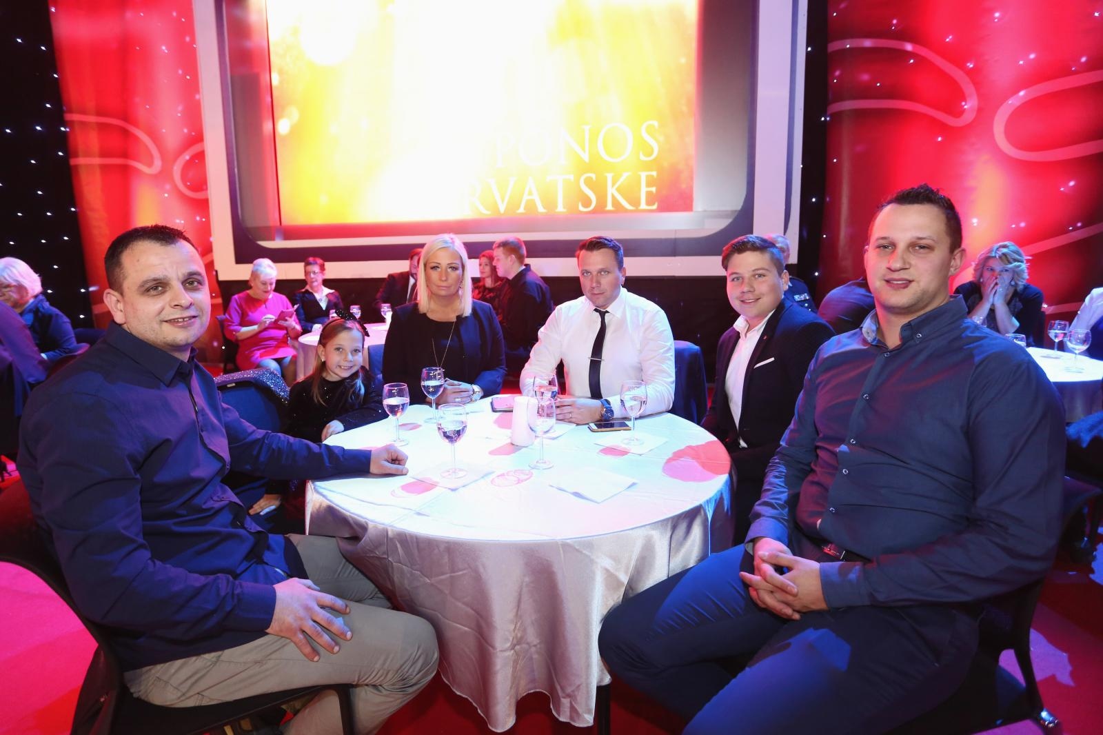 UN Tornado i Tin Brolich primili nagradu “Ponos Hrvatske” UN Tornado i Tin Brolich primili nagradu “Ponos Hrvatske”