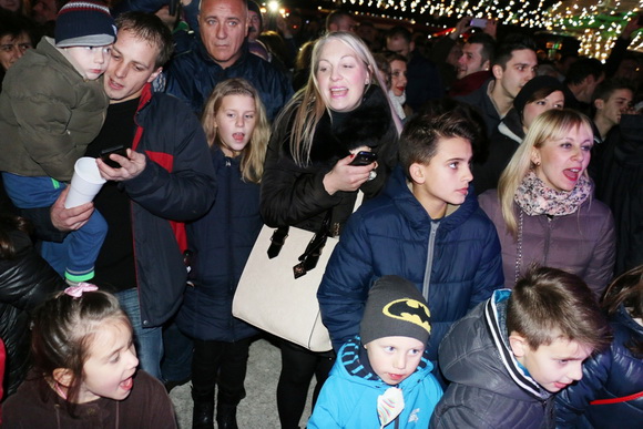 Virani 2016. godinu dočekali uz Lidiju Bačić, Leteći odred i spektakularan vatromet Virani 2016. godinu dočekali uz Lidiju Bačić, Leteći odred i spektakularan vatromet