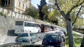 Svakodnevne situacije zadarskom na poluotoku: prometne nevolje zbog lošeg rješenja ukrcajno/iskrcajnih mjesta za turističke autobuse