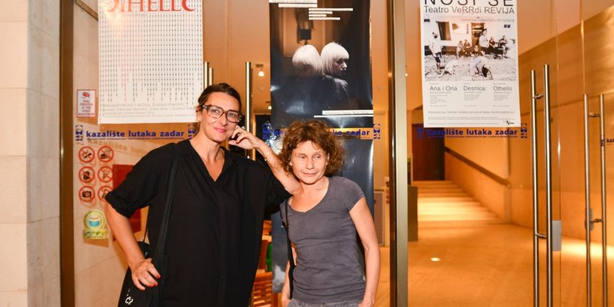 “Ana i Ona” naziv je predstave čijom je premijerom sinoć u zadarskom Kazalištu lutaka započela umjetnička revija pod nazivom “Nosi se Teatro Verrdi”. “Ana i Ona” naziv je predstave čijom je premijerom sinoć u zadarskom Kazalištu lutaka započela umjetnička revija pod nazivom “Nosi se Teatro Verrdi”.