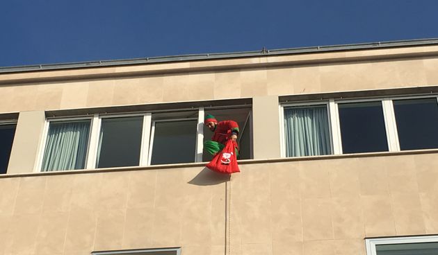 Spektakularno spuštanje Djeda Božićnjaka na Kalelargu