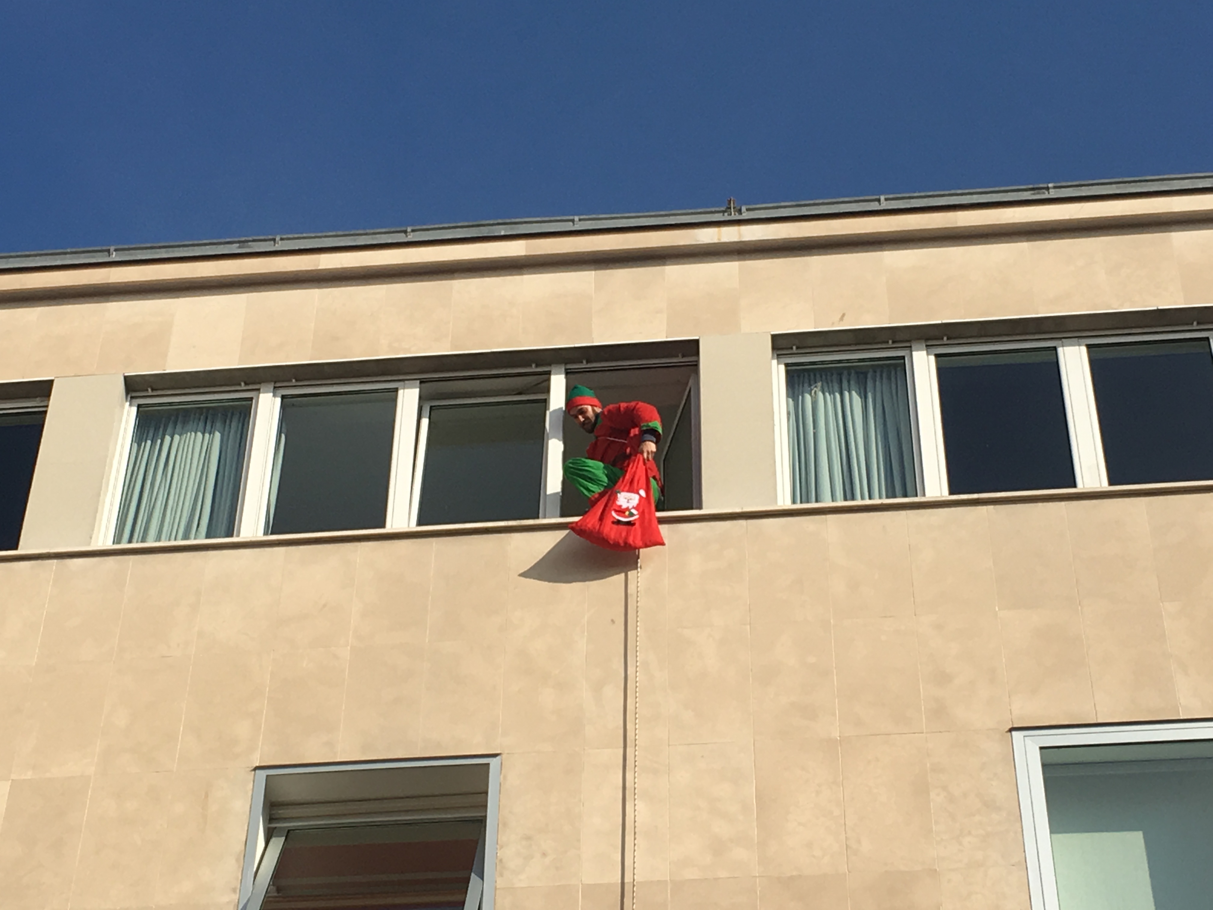 Spektakularno spuštanje Djeda Božićnjaka na Kalelargu Spektakularno spuštanje Djeda Božićnjaka na Kalelargu