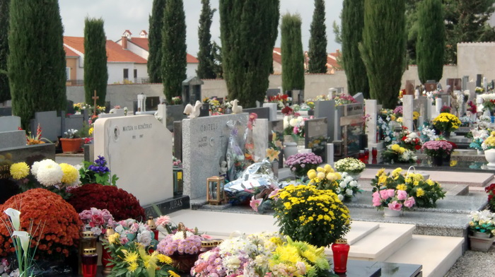 Usprkos jakom jugu, gradsko groblje Belafuza danas je zasjalo toplim bojama cvijeca i svijeca kojima su gradjani ukrasili posljednja pocivalista svojih najdrazih, Foto: Mladen Malik Usprkos jakom jugu, gradsko groblje Belafuza danas je zasjalo toplim bojama cvijeca i svijeca kojima su gradjani ukrasili posljednja pocivalista svojih najdrazih, Foto: Mladen Malik