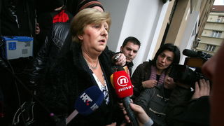 Zagreb, 040110
HDZ, Trg zrtava fasizma 4.
Sjednica predsjednistva HDZ-a zbog najavljenog povratka Ive Sanadera. Zbivanja u HDZ-u od jutra prati veliki broj novinara , fotoreportera i snimatelja.
Bozica Solic daje izjavu novinarima u stozeru Hdz-a.
Foto: D