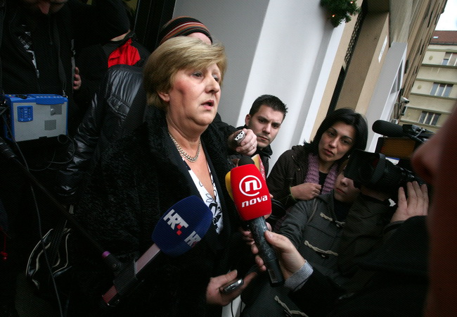 Zagreb, 040110
HDZ, Trg zrtava fasizma 4.
Sjednica predsjednistva HDZ-a zbog najavljenog povratka Ive Sanadera. Zbivanja u HDZ-u od jutra prati veliki broj novinara , fotoreportera i snimatelja.
Bozica Solic daje izjavu novinarima u stozeru Hdz-a.
Foto: D