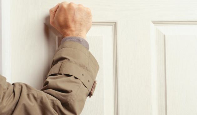 Kucanje na vrata, ilustracija, foto: Thinkstock