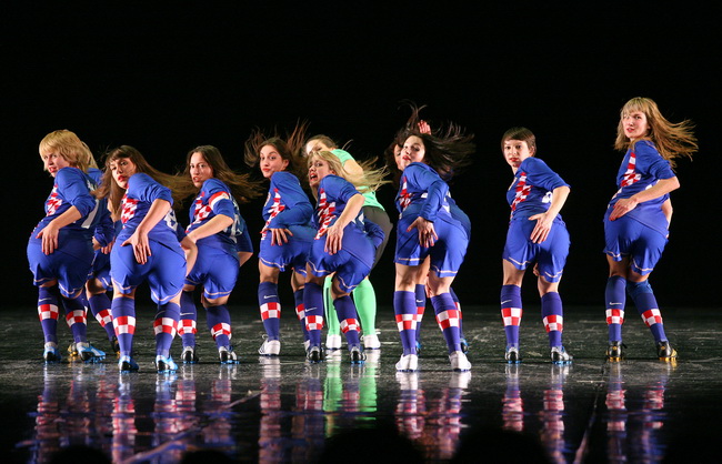 Zagreb, 240110.
U zagrebackom HNK veceras je premijerno izvedena predstava Srce moje kuca za nju. Montaz stroj i Plesni centar Tala inscenirali su legendarnu nogometnu utakmicu Hrvatske protiv Engleske iz 2007. g. kada je Hrvatska pobijedila na Wembley st