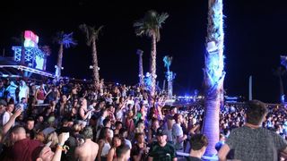 Plaza Zrce, cetvrti dan Hideout festivala privukao je nekoliko tisuca, ponajvise engleskih turista koji su se zabavljali u klubu Papaya. Photo: Luka Stanzl/PIXSELL Plaza Zrce, cetvrti dan Hideout festivala privukao je nekoliko tisuca, ponajvise engleskih turista koji su se zabavljali u klubu Papaya. Photo: Luka Stanzl/PIXSELL