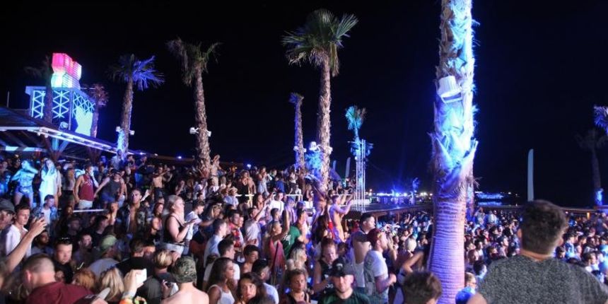 Plaza Zrce, cetvrti dan Hideout festivala privukao je nekoliko tisuca, ponajvise engleskih turista koji su se zabavljali u klubu Papaya. Photo: Luka Stanzl/PIXSELL