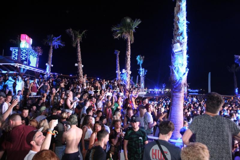 Plaza Zrce, cetvrti dan Hideout festivala privukao je nekoliko tisuca, ponajvise engleskih turista koji su se zabavljali u klubu Papaya. Photo: Luka Stanzl/PIXSELL Plaza Zrce, cetvrti dan Hideout festivala privukao je nekoliko tisuca, ponajvise engleskih turista koji su se zabavljali u klubu Papaya. Photo: Luka Stanzl/PIXSELL