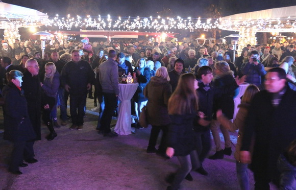 Virani 2016. godinu dočekali uz Lidiju Bačić, Leteći odred i spektakularan vatromet Virani 2016. godinu dočekali uz Lidiju Bačić, Leteći odred i spektakularan vatromet