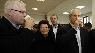 Gracac, 251110.
Danas popodne predsjednik Srbije Boris Tadic i predsjenik Hrvatske Ivo Josipovic posjetili su Gracac i sajam tradicijskih proizvoda i obrta pod nazivom Jesen u Gracacu.
Foto: Jure Miskovic / CROPIX Gracac, 251110.
Danas popodne predsjednik Srbije Boris Tadic i predsjenik Hrvatske Ivo Josipovic posjetili su Gracac i sajam tradicijskih proizvoda i obrta pod nazivom Jesen u Gracacu.
Foto: Jure Miskovic / CROPIX