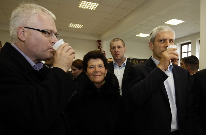 Gracac, 251110.
Danas popodne predsjednik Srbije Boris Tadic i predsjenik Hrvatske Ivo Josipovic posjetili su Gracac i sajam tradicijskih proizvoda i obrta pod nazivom Jesen u Gracacu.
Foto: Jure Miskovic / CROPIX Gracac, 251110.
Danas popodne predsjednik Srbije Boris Tadic i predsjenik Hrvatske Ivo Josipovic posjetili su Gracac i sajam tradicijskih proizvoda i obrta pod nazivom Jesen u Gracacu.
Foto: Jure Miskovic / CROPIX