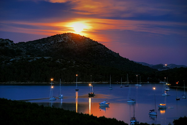 Aleksandar Gospic: Dobra vam noc (Izlazak mjeseva, Telascica, Dugi otok) Aleksandar Gospic: Dobra vam noc (Izlazak mjeseva, Telascica, Dugi otok)
