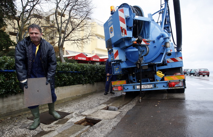Zadar, 121211.
Jaka kisa koja je u jutarnjim satima pala na podrucje Zadra uzrokovala je manje poteskoce u prometu te je poplavljeno nekoliko podruma koja su u brzom vremenu uz pomoc tvrtke Odvodnja i zadarskih vatrogasaca ispumpana. Na slici radnici Odvo Zadar, 121211.
Jaka kisa koja je u jutarnjim satima pala na podrucje Zadra uzrokovala je manje poteskoce u prometu te je poplavljeno nekoliko podruma koja su u brzom vremenu uz pomoc tvrtke Odvodnja i zadarskih vatrogasaca ispumpana. Na slici radnici Odvo