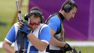 London, 060812.
Hrvatski strijelci Anton Glasnovic i Giovanni Cernogoraz u finalu trapa tijekom Olimpijskih Igara u Londonu.
Na fotografiji: Giovanni Cernogoraz s Talijanom Massimom Fabbrizijem puca za zlato.
Foto: Drago Sopta / CROPIX