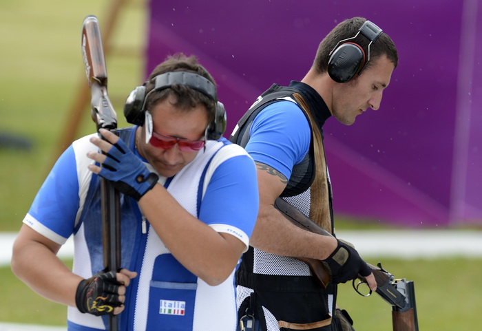 London, 060812.
Hrvatski strijelci Anton Glasnovic i Giovanni Cernogoraz u finalu trapa tijekom Olimpijskih Igara u Londonu.
Na fotografiji: Giovanni Cernogoraz s Talijanom Massimom Fabbrizijem puca za zlato.
Foto: Drago Sopta / CROPIX