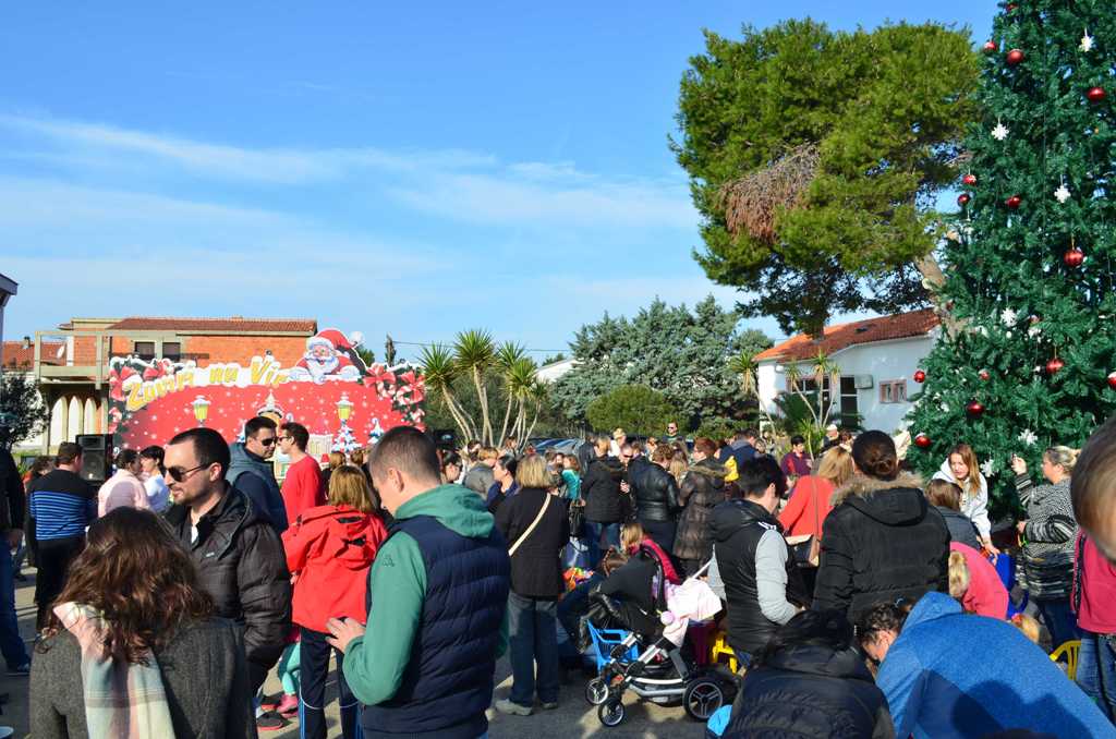 Vir: Druženje virske djece sa Svetim Nikolom Vir: Druženje virske djece sa Svetim Nikolom